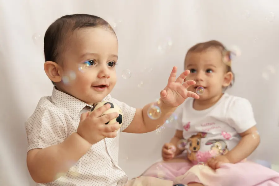 Családi fotó beállítás nélkül, gyerekekkel, természetes fényben, 6. kép